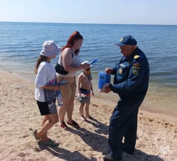 О безопасности на воде напоминают отдыхающим в Бердянске инспекторы ГИМС