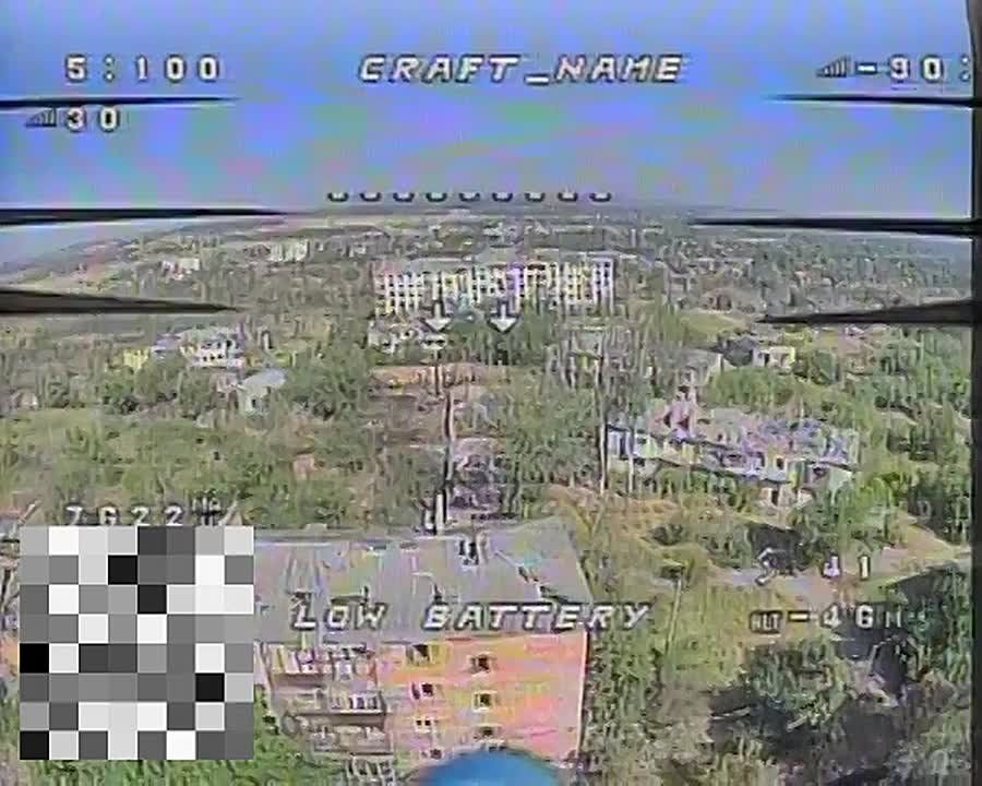 Операторы дронов 71 мотострелкового полка уничтожают пехоту противника в городской застройке Орехова