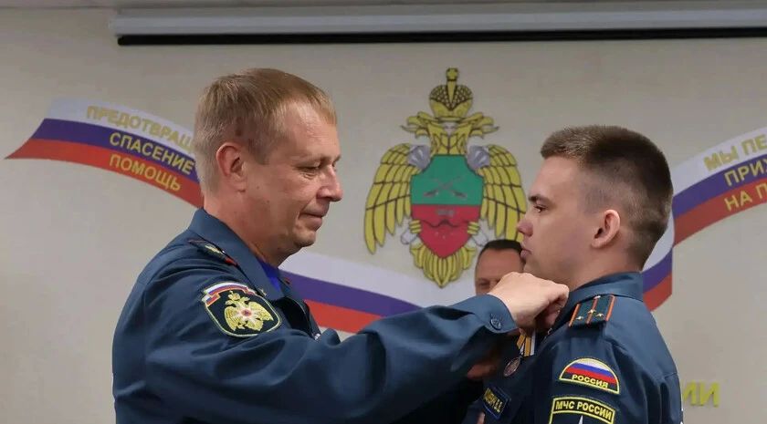 Замминистра МЧС РФ Кострубицкий вручил награды спасателям из Запорожской области