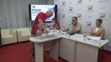 В Избирательной комиссии Запорожской области прошла жеребьёвка по распределению бесплатного эфирного времени и печатной площади в региональных государственных СМИ между участниками выборов депутатов Госдумы РФ девятого созыва