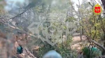 Пилоты оптоволоконных FPV-дронов "КВН" батальона Войск Беспилотных Систем "Амур" уничтожили танк Т-72 ВСУ в г. Орехов в Запорожской области