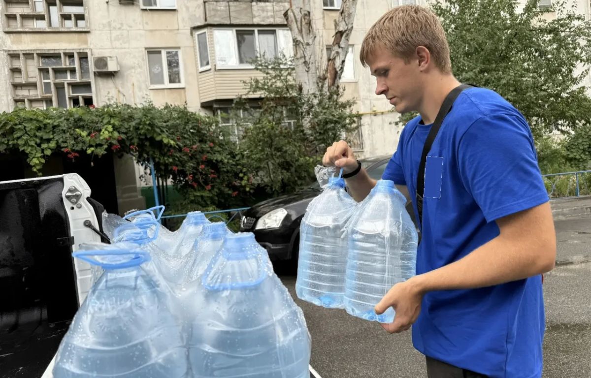 Молодогвардейцы рядом. регионе непростая ситуация с водоснабжением, и активисты Молодой Гвардии не остаются в стороне