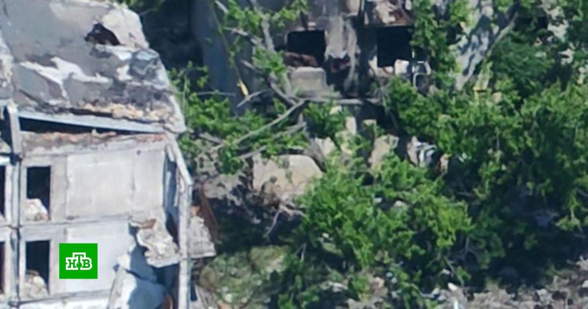 Российские штурмовики проникают в оккупированные ВСУ дома через крышу