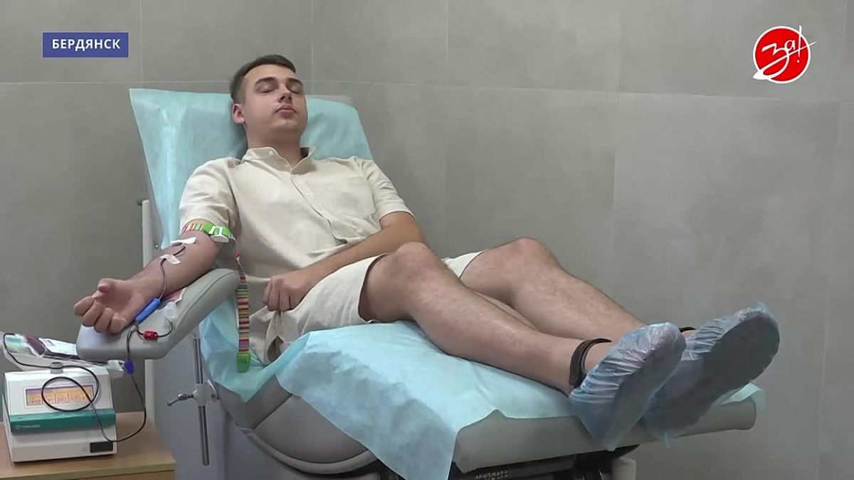 Сотрудники Бердянской городской администрации приняли участие в донорской акции, приуроченной ко Дню флага России
