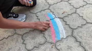 Молодежка Народного фронта поздравила детей с Днем флага
