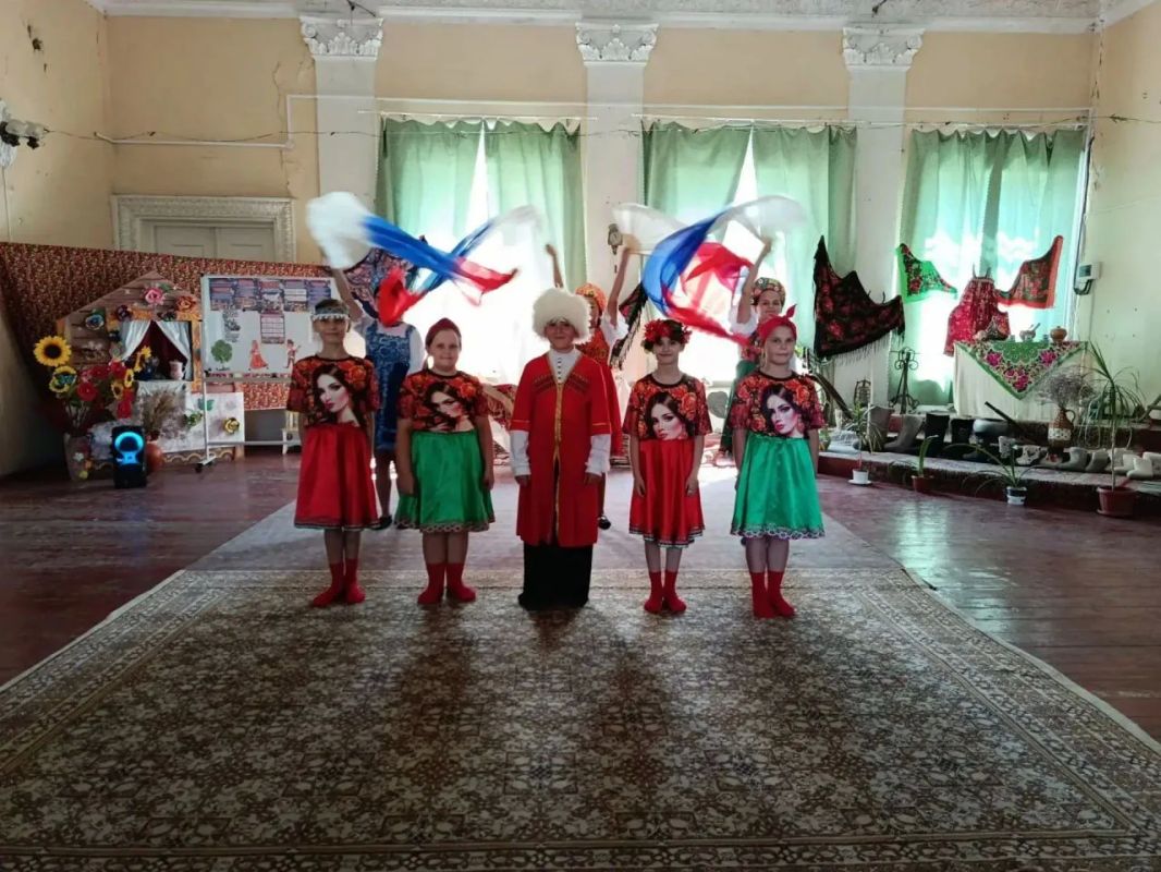 «Вперёд, Россия!»: яркое представление ко Дню Государственного флага