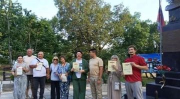 Журналисты ЗАН и волонтеры Крыма поздравили защитников страны с Днем флага