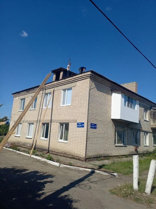 Аварийно-восстановительная бригада из Ингушетии ремонтирует кровлю дома в Молочанске