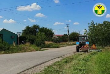 В Константиновском сельском поселении продолжается плановый покос травы на общественных пространствах посёлка