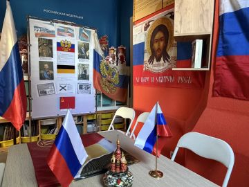 «Гордо реет над страною»: в Бердянском краеведческом музее поговорили о Государственном флаге России