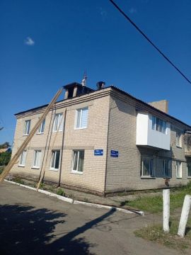 Аварийно-восстановительная бригада из Ингушетии ремонтирует кровлю дома в Молочанске