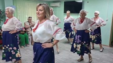 В отделении Активного долголетия г. Мелитополь ГБУ «Комплексный центр социального обслуживания населения» Министерства труда и социальной политики Запорожской области прошла концертно-литературная программа «Лето поменяло...