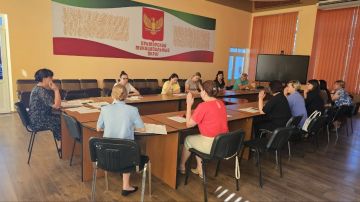 Во вторник, 25 августа, в малом зале администрации Приморского муниципального округа состоялось очередное заседание комиссии по делам несовершеннолетних и защите их прав