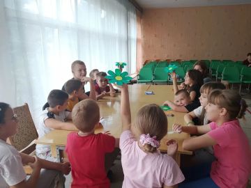 ФОТО ДНЯ. Малыши села Радоловка рисовали лето! Очередное занятие кружка "Умелые ручки" провели сотрудники Радоловского сельского клуба