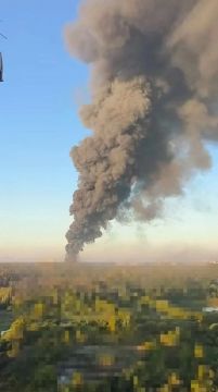 В Киеве третьи сутки подряд звучит воздушная тревога, мониторинговые каналы заявляют, что отбоя до вечера не будет