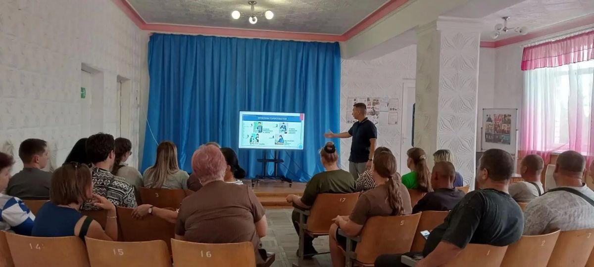 27 августа член территориальной избирательной комиссии №4 в рамках проекта «ИнформУИК» встретился с коллективами школ Мелитопольского района: Новгородковской СОШ № 22 и Новониколаевской СОШ № 23