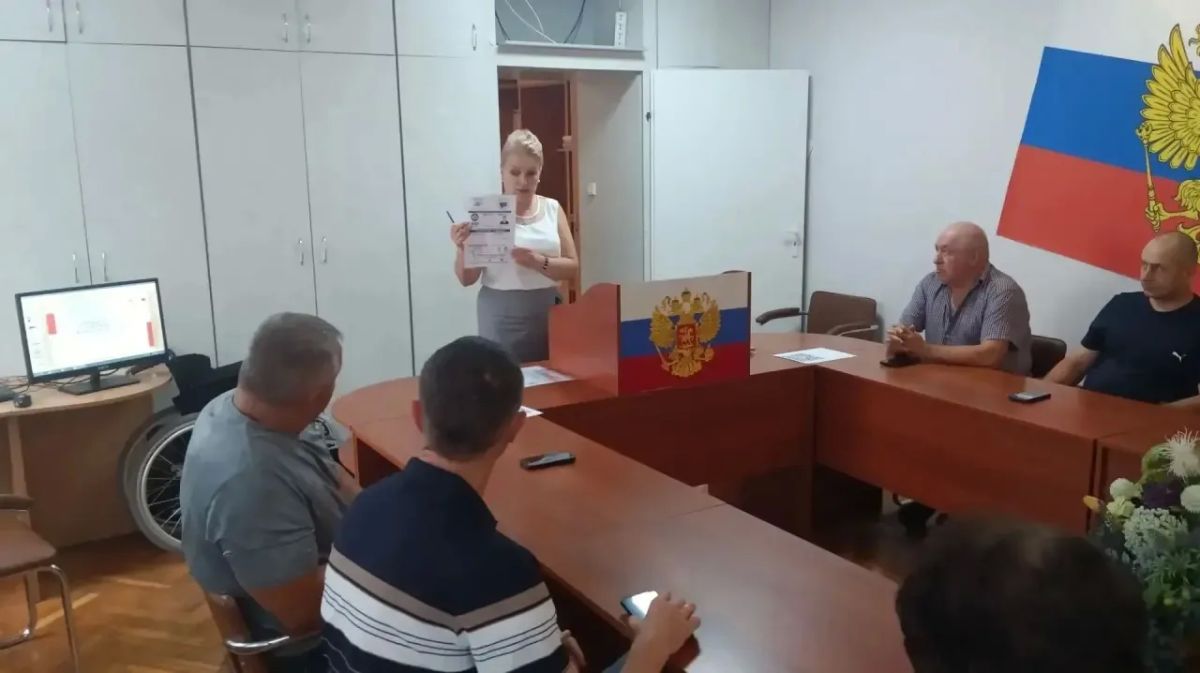 В рамках проекта «ИнформУИК» председатель ТИК № 18 провела встречу с депутатами Весёловского окружного Совета депутатов первого созыва