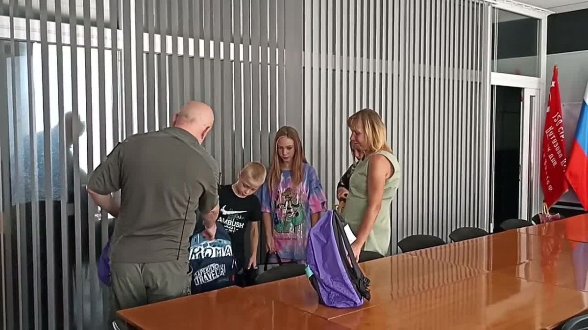 Глава Михайловского округа в преддверии Дня знаний вручил подарки школьникам