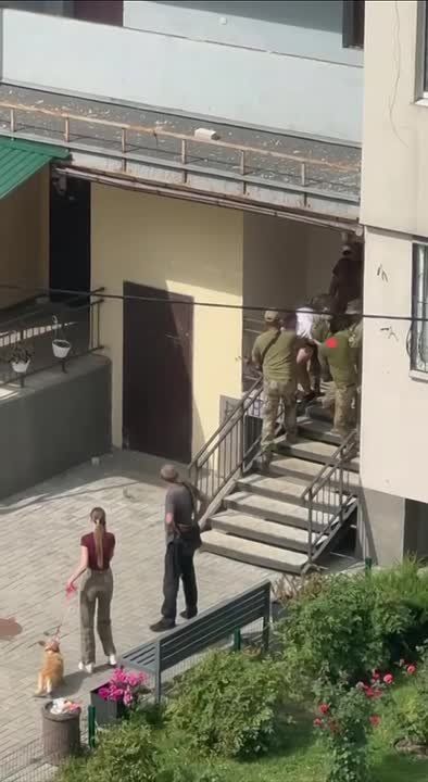 Доброволец из Харькова не успел зайти в подъезд, когда его схватили людоловы
