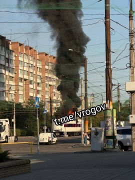 Владимир Рогов: Точно в цель!. Во временно оккупированном нацистами городе Запорожье русский дрон прилетел по фуре, используемой боевиками ЗеРейха для ведения боевых действий