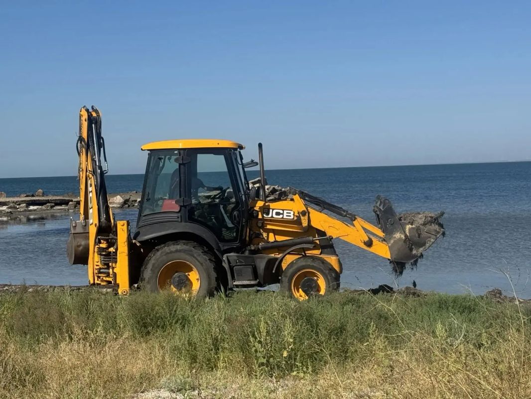 Сотрудники МБУ "Благоустройство Бердянск" навели порядок на пляже в районе Слободки