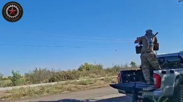 Еще эффектные кадры уничтожения дрона ВСУ бойцами МОГ ЦСН "БАРС-САРМАТ"