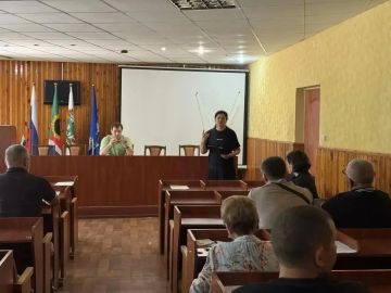 В рамках проекта «ИнформУИК» председатель территориальной избирательной комиссии № 5 Приазовского МО встретилась с депутатским корпусом Приазовского окружного Совета депутатов