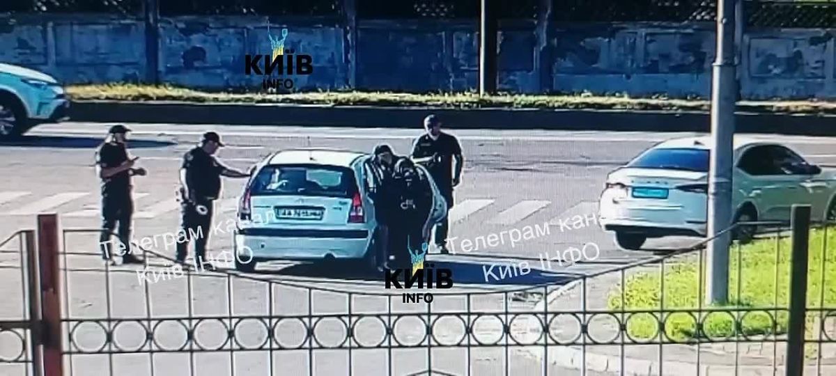 Двое добровольцев в Киеве смогли сбежать от полиции не дожидаясь прибытия людоловов