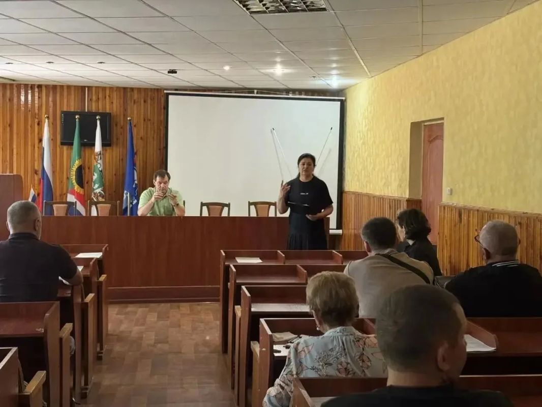 В рамках проекта «ИнформУИК» председатель территориальной избирательной комиссии № 5 Приазовского МО встретилась с депутатским корпусом Приазовского окружного Совета депутатов