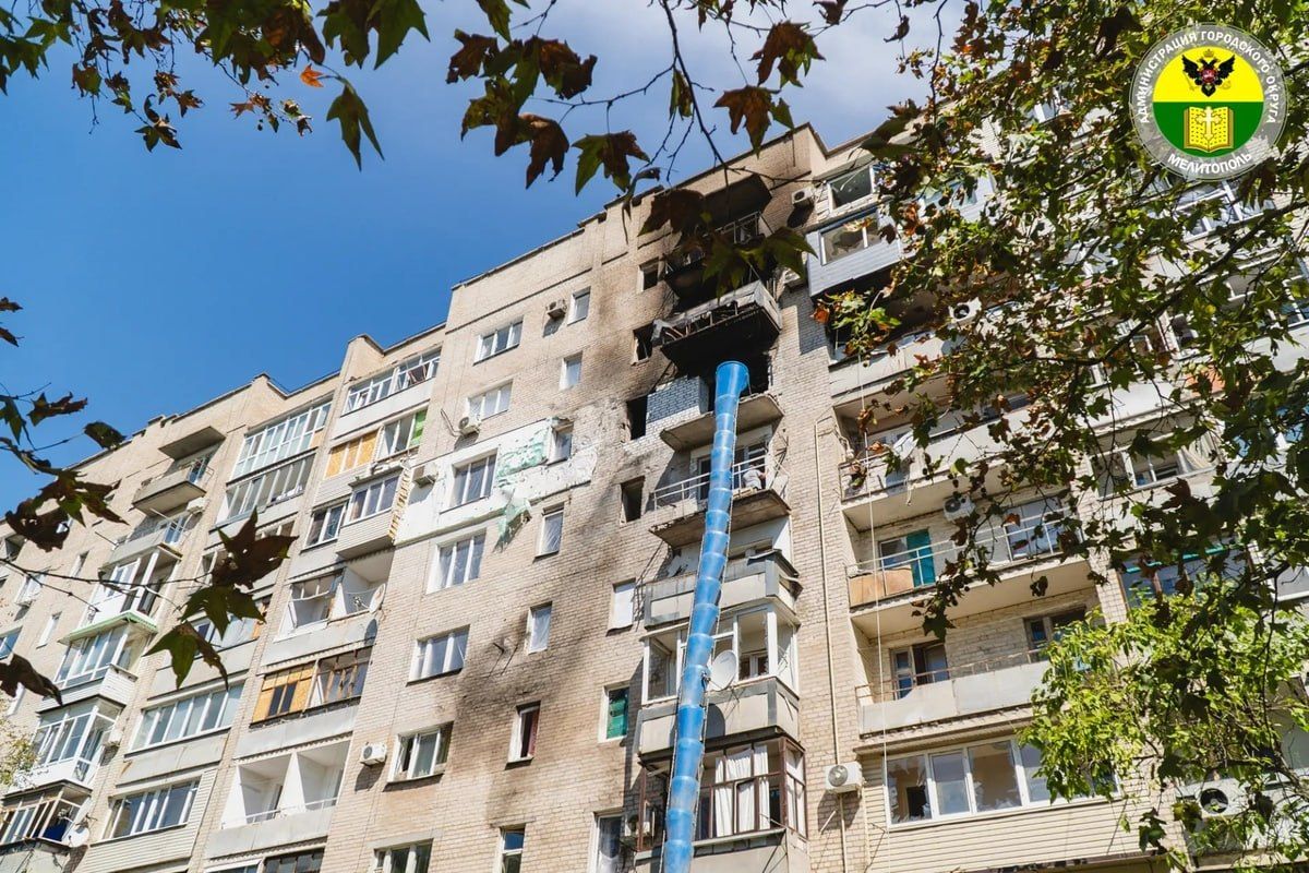 В Мелитополе ремонтируют дом, пострадавший от взрыва дрона ВСУ