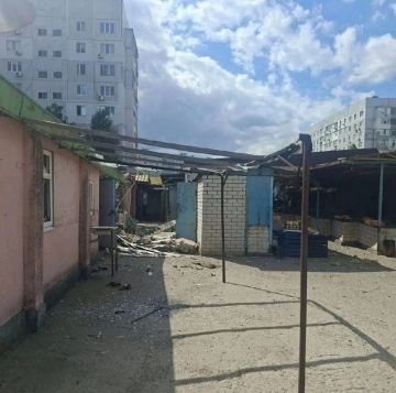 Кадры рынка в Энергодаре, по которому сегодня ВСУ нанесли удар