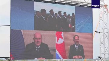 "Запорожец" красноармейца Якова Новиченко, чьим именем назван мост через реку Туманная из РФ в КНДР, возглавил колонну автомобилей во время открытия переправы, передает корреспондент ТАСС