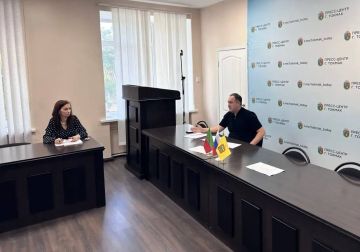 Глава Токмакского муниципального округа, секретарь местного отделения партии «Единая Россия» Александр Калмыков провел очередное еженедельное оперативное совещание с руководителями структурных подразделений администрации и...