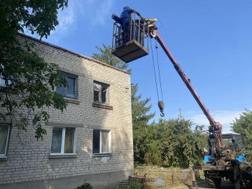 Шефы из Марий Эл уложили второй слой линокрома на крыше многоэтажки в Розовке
