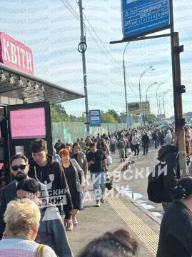В Киеве транспортный коллапс после ночной атаки - сотни людей пытаются добраться с левого на правый берег