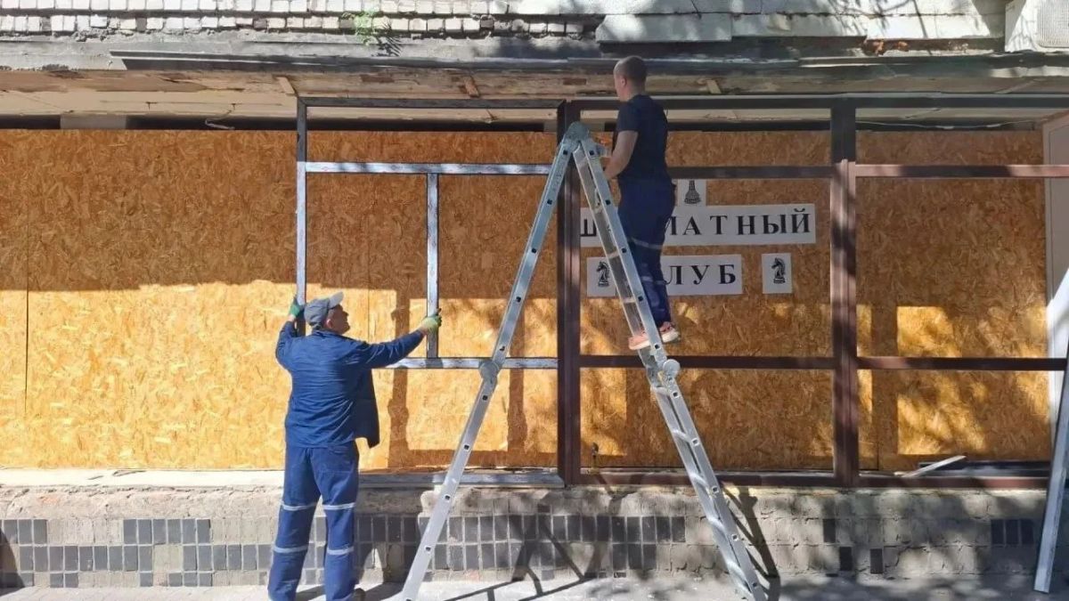 В помещениях шахматной школы в Токмаке пензенцы смонтируют витражные окна