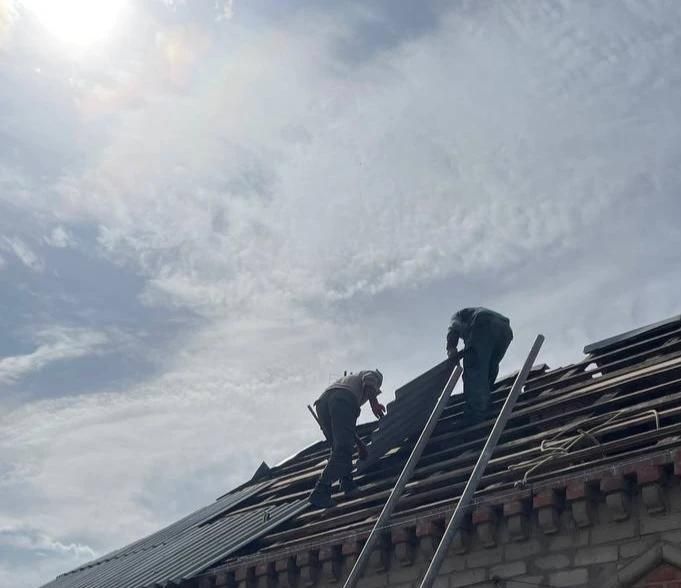 В Молочанске продолжается восстановление кровли многоквартирного дома