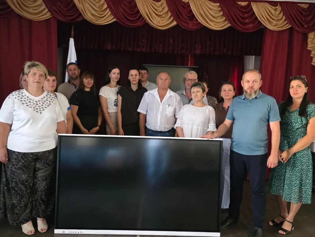 Пролетарская школа получила интерактивную панель