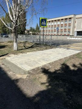 Мелочь, а приятно!. Выполнили просьбу родителей учеников Акимовской школы №2. К пешеходному переходу у школы теперь ведет тротуарная дорожка