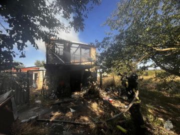 В Акимовке тушили горящую хозпостройку, сообщили в МЧС Запорожской области