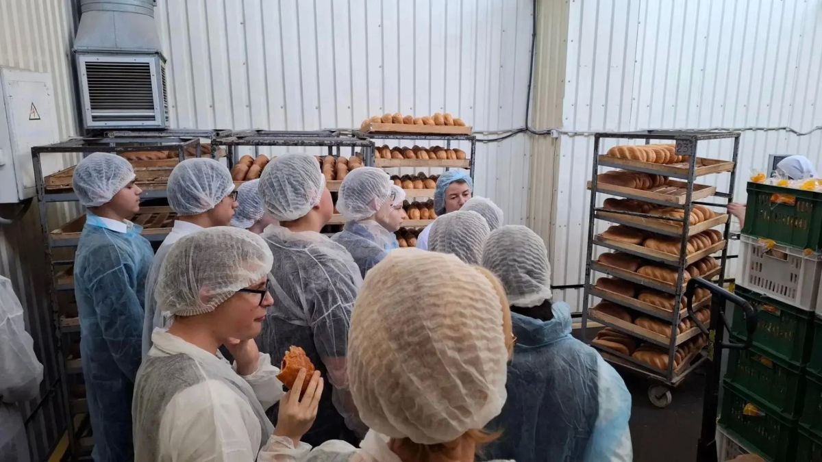 С пылу с жару: школьники Бердянска побывали на хлебокомбинате