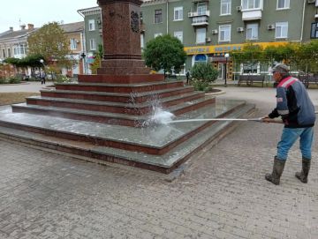 В Бердянске ко Дню города помыли памятники