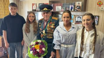 В Бердянске поздравили 100-летнего танкиста Великой Отечественной войны