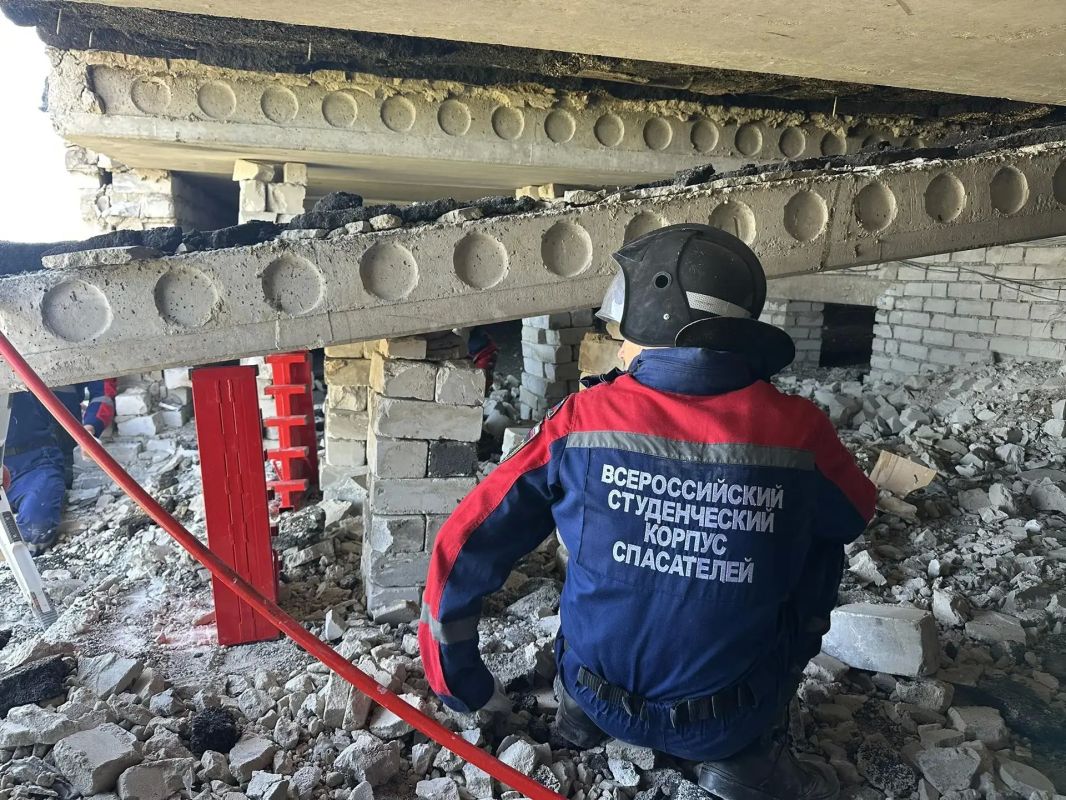 Добровольцы Запорожского РО ВСКС помогают жильцам дома по улице Баха в Бердянске