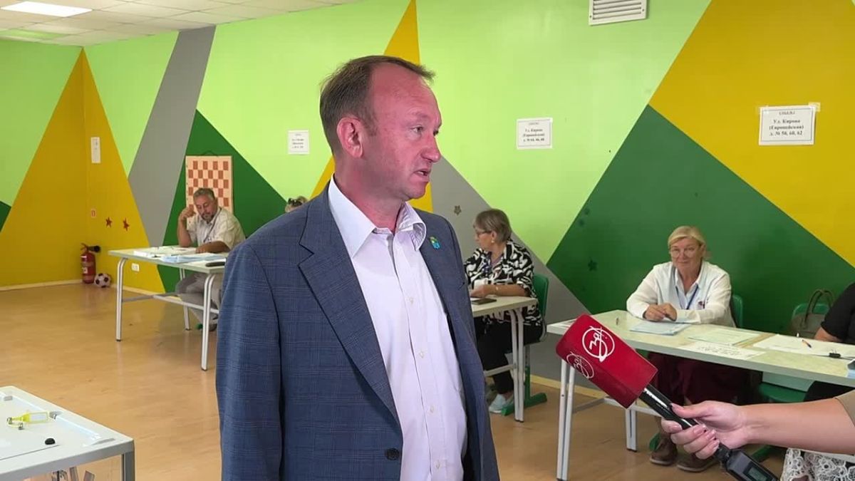 Председатель Бердянского городского Совета депутатов Василий Нечет принял участие в голосовании
