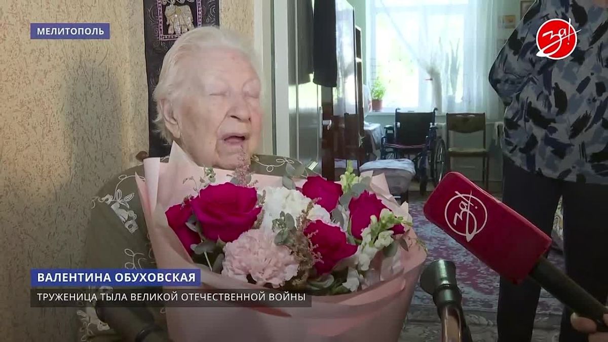 Активисты Запорожского регионального отделения движения «Волонтёры Победы» поздравили с 93-летием ветерана Великой Отечественной войны Валентину Обуховскую