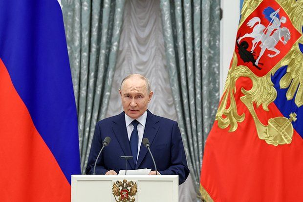 Путин посмертно наградил главу УИК Астанину орденом Мужества