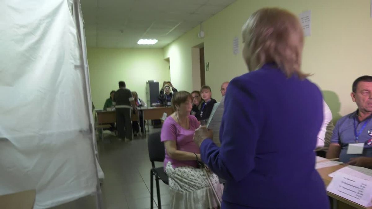 Председатель Избирательной комиссии Запорожской области Галина Катющенко проголосовала на своём избирательном участке и призвала избирателей принять участие в этом важном историческом событии: