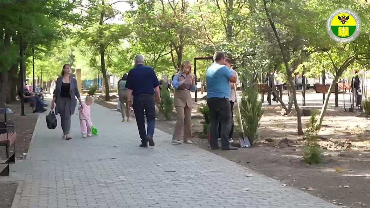 Сергей Золотарёв: В дни голосования администрация вместе с депутатами Мелитопольского городского Совета и сотрудниками МЧС высадили деревья в сквере Огнеборцев, который сейчас благоустраивается