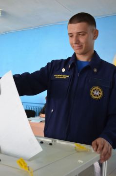 На избирательный участок пришёл волонтёр Всероссийского студенческого корпуса спасателей (ВСКС)